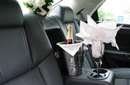 Champagne and bouquet of flowers (Image)